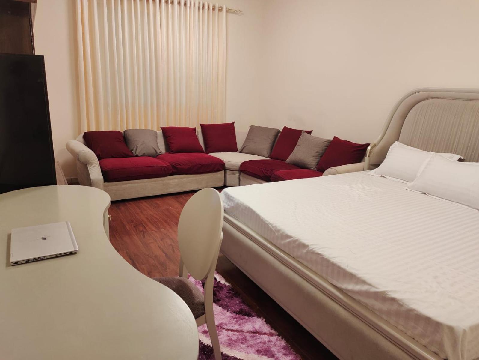 Arnim Suite - 3 Bedrooms Apartment Шарджа Екстер'єр фото