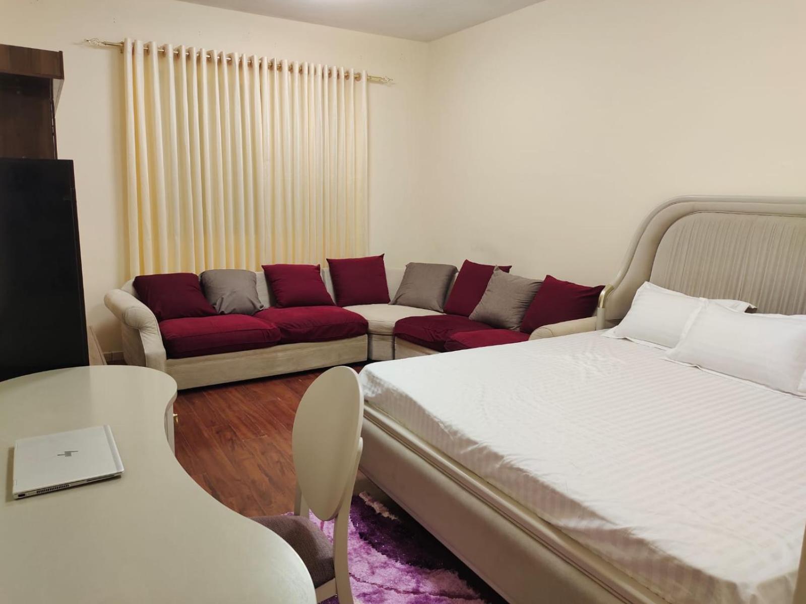 Arnim Suite - 3 Bedrooms Apartment Шарджа Екстер'єр фото