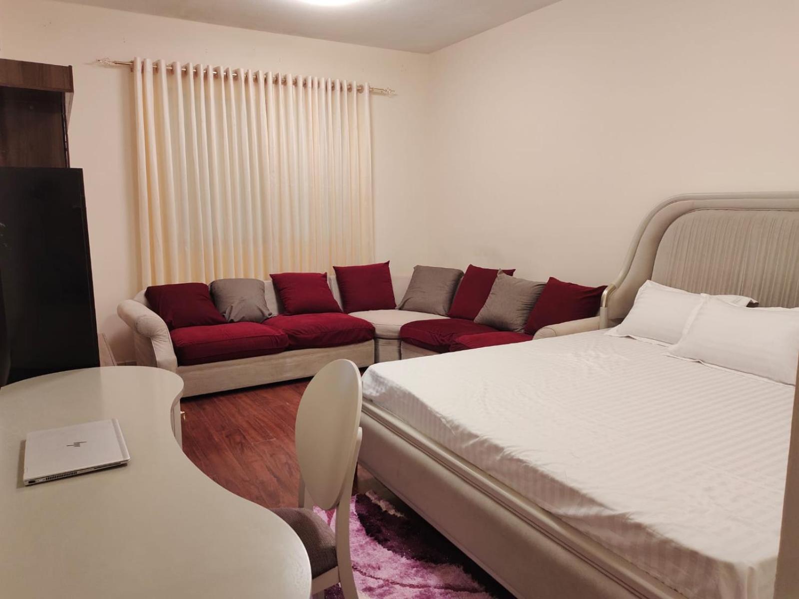 Arnim Suite - 3 Bedrooms Apartment Шарджа Екстер'єр фото